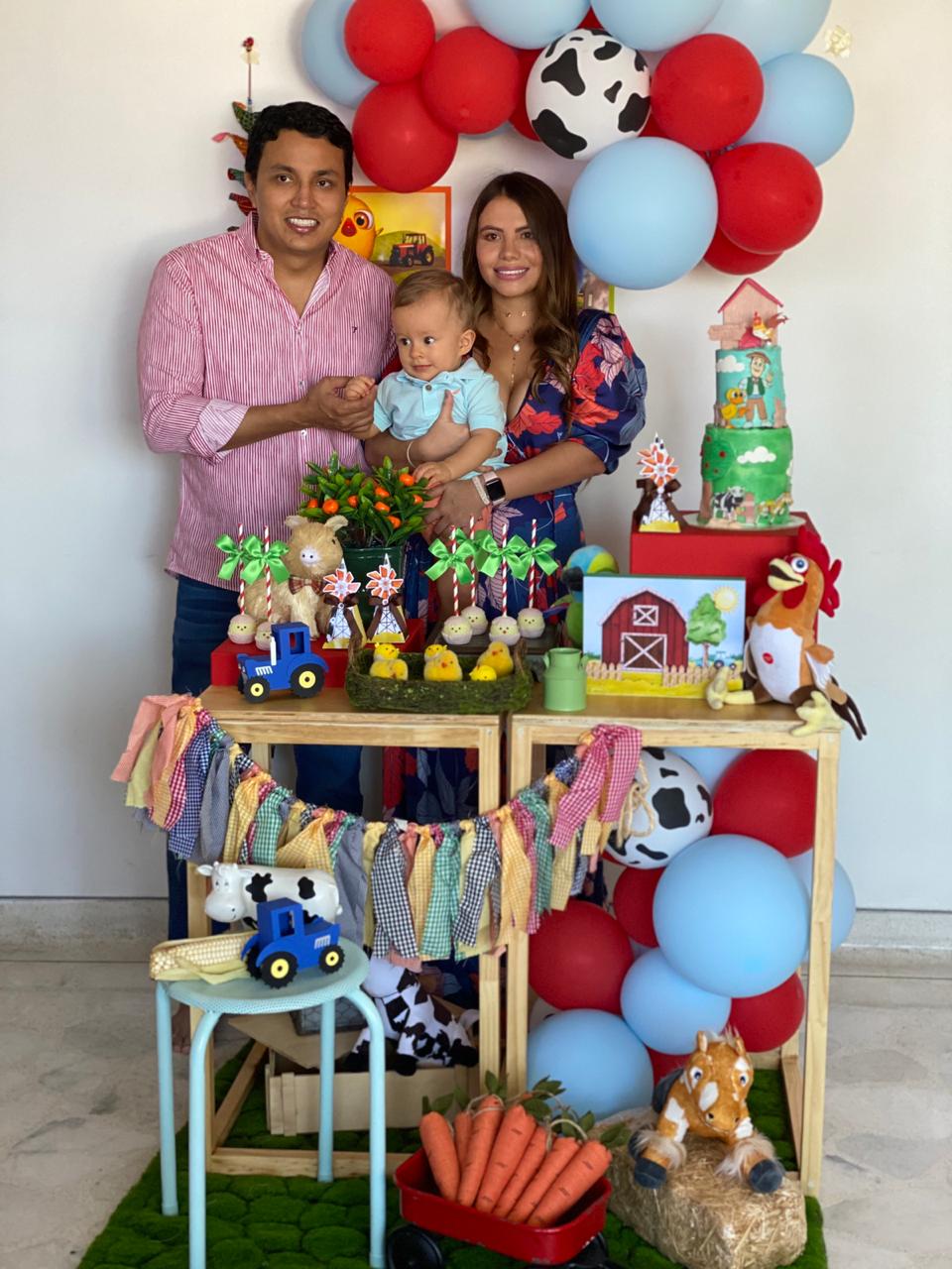 Jaime Andrés Zamora, el pequeño Juan Andrés Zamora y Daniela Leal de Zamora.